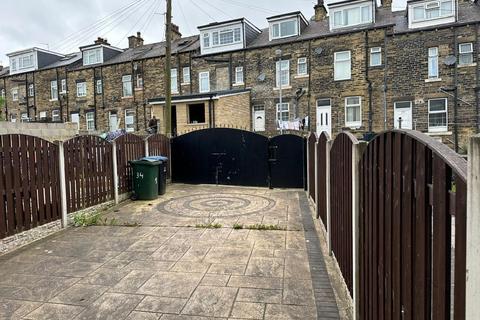 4 bedroom terraced house to rent, Hastings Street, Bradford, West Yorkshire, BD5