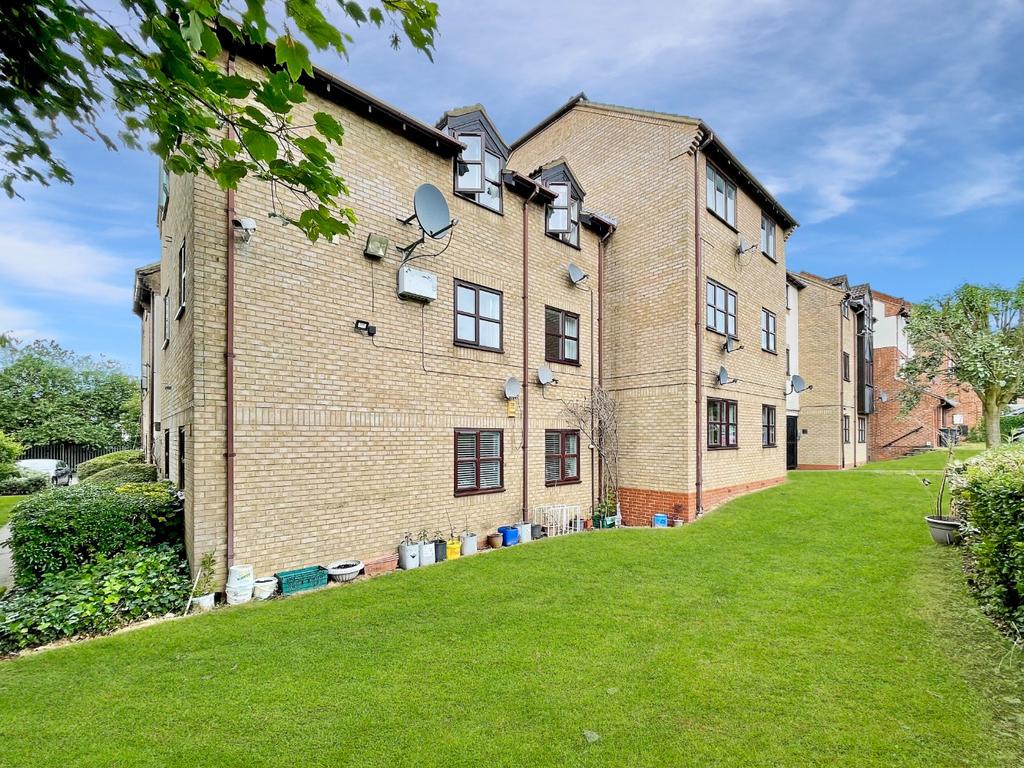 The Ridings Luton Bedfordshire Lu3 2 Bed Ground Floor Flat £170 000