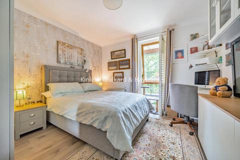 3 bedroom flat for sale, Ebony Crescent, Barnet