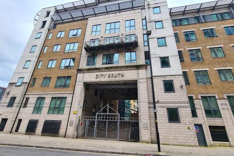 2 bedroom ground floor flat for sale, City Road East Apartment 65 City South, Deansgate