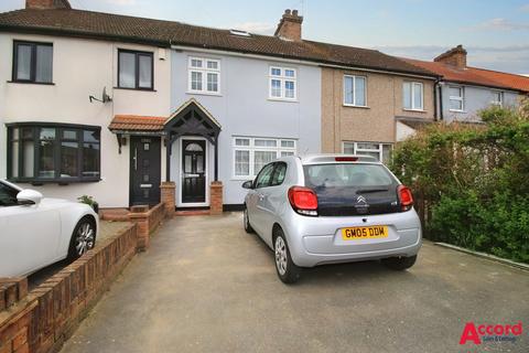 4 bedroom terraced house to rent, Straight Road, Romford, RM3