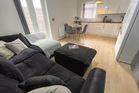 1 bedroom in a house share to rent, Sheil Road, L6 3AB,