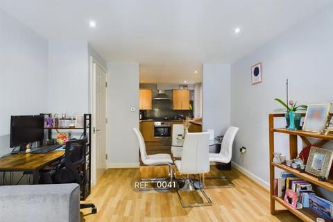 2 bedroom apartment to rent, Dock Street, HULL HU1