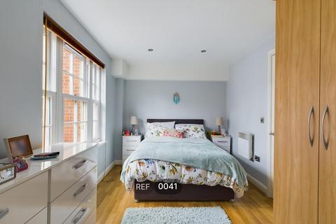 2 bedroom apartment to rent, Dock Street, HULL HU1
