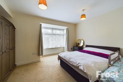 3 bedroom semi-detached house to rent, Camden Avenue, Feltham, TW13