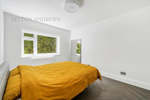 42 Oak Tree Close, London, W5 2AQ