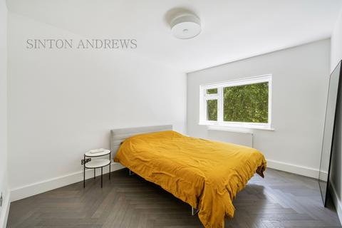 42 Oak Tree Close, London, W5 2AQ