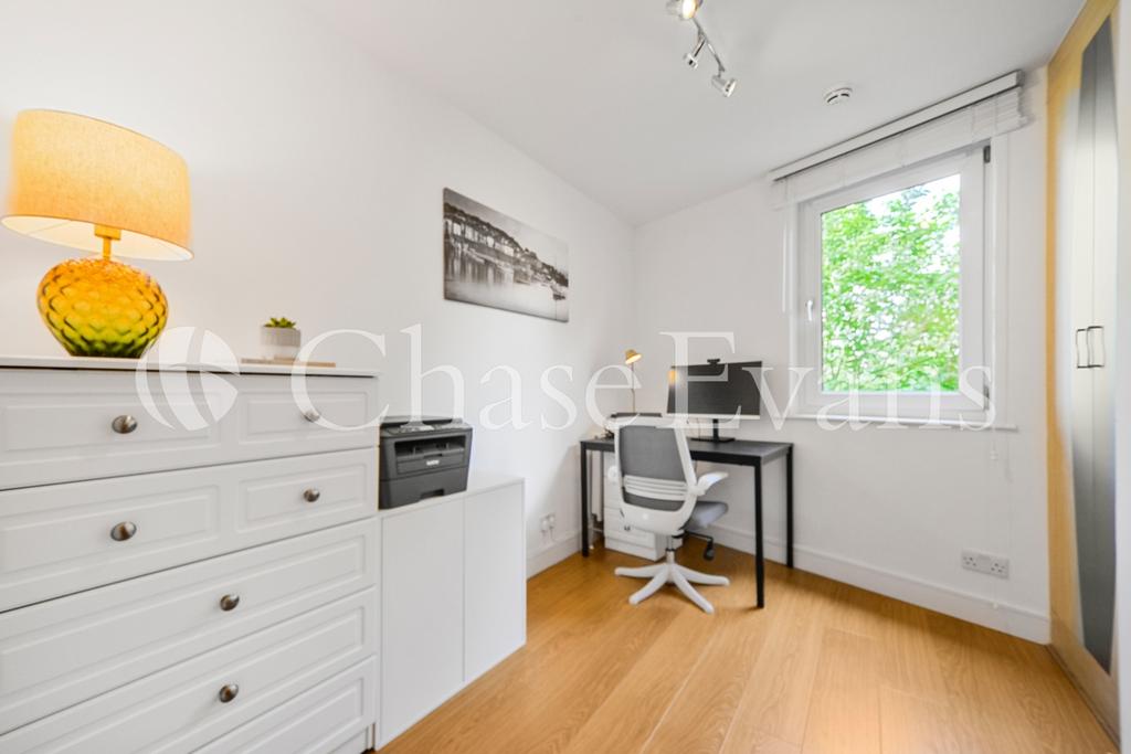 Second bedroom / ...