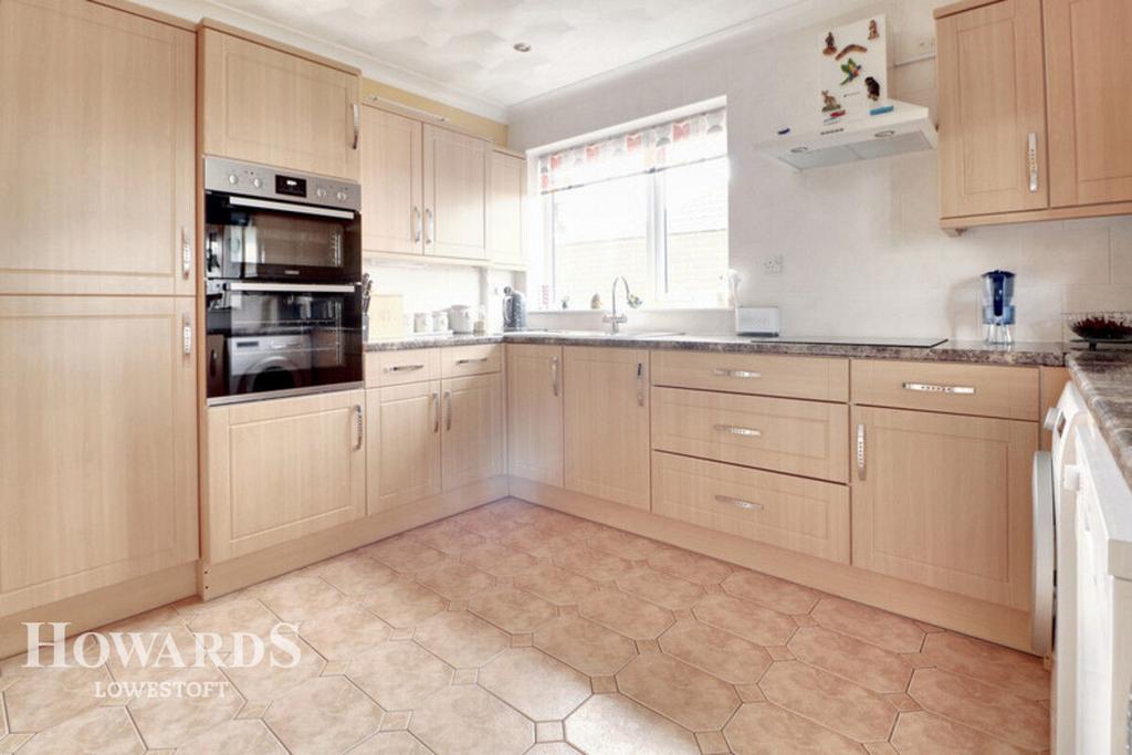 Crestview Drive, Lowestoft 3 bed detached bungalow for sale £290,000