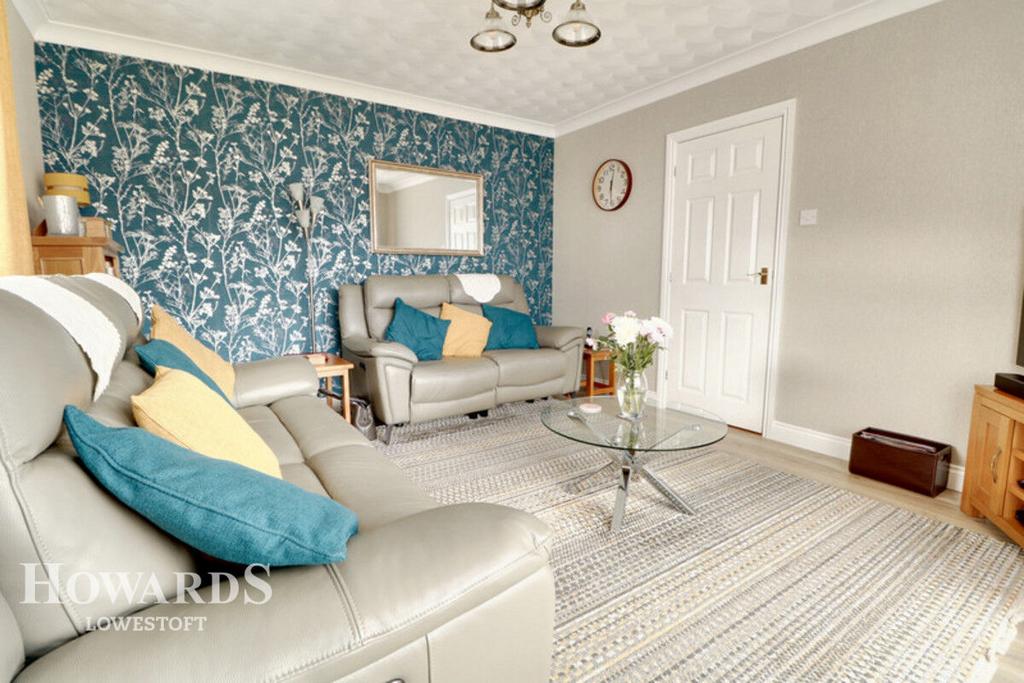Crestview Drive, Lowestoft 3 bed detached bungalow for sale £290,000