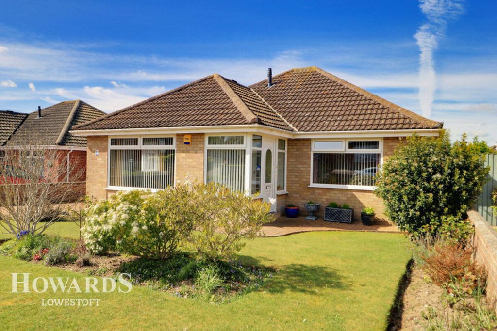 Crestview Drive, Lowestoft 3 bed detached bungalow for sale £290,000