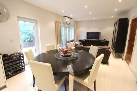 4 bedroom semi-detached house to rent, Ranelagh Close, Edgware, HA8