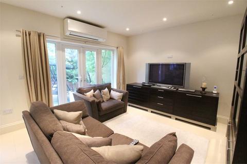 4 bedroom semi-detached house to rent, Ranelagh Close, Edgware, HA8