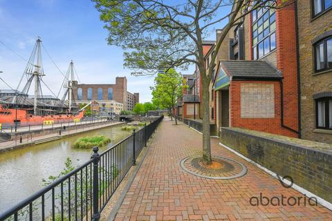 35 Discovery Walk, London, E1W 2JG