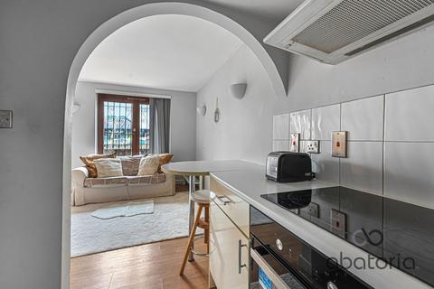 35 Discovery Walk, London, E1W 2JG