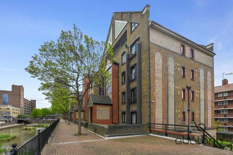 35 Discovery Walk, London, E1W 2JG