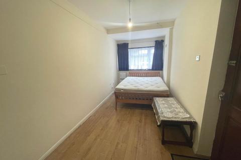 1 bedroom flat to rent, Greatwest Road, Heston