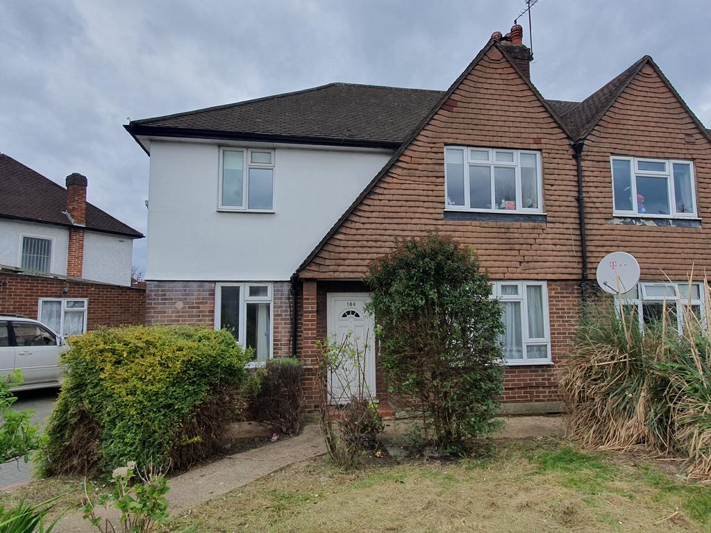 Eastcote Lane, Harrow, HA2 2 bed flat for sale £310,000