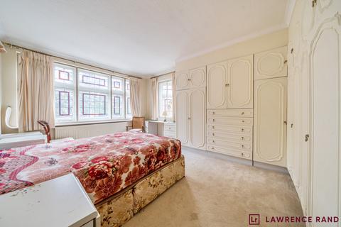 3 bedroom detached house for sale, St. Lawrence Drive, Pinner, HA5