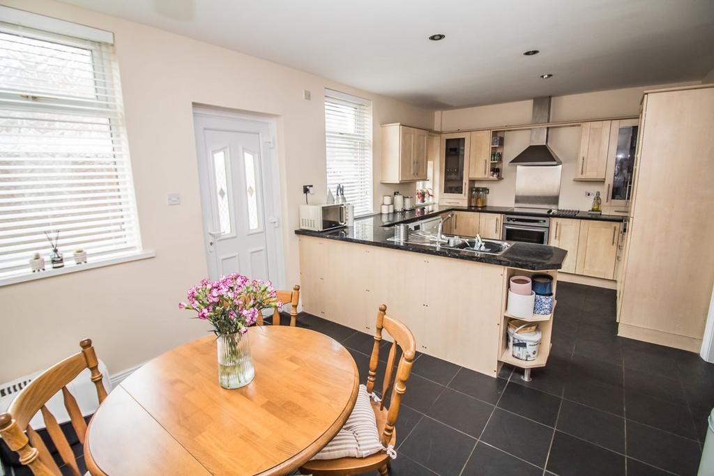 Kitchen / Dining Area