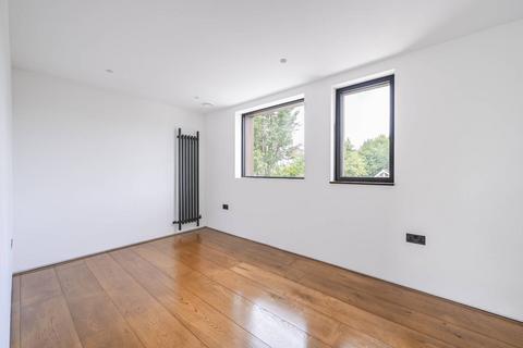 5 bedroom flat to rent, Bushey Aveue, E18, South Woodford, London, E18
