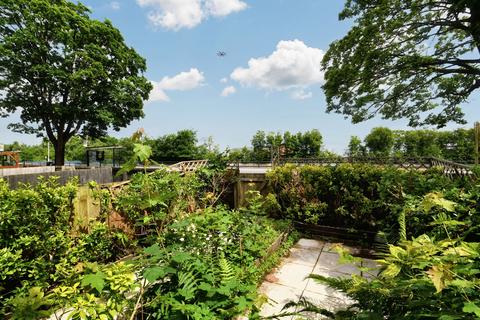 32 Maple Close, Salford, M6 7AR