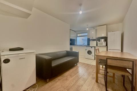 3 bedroom flat to rent, Amersham Road, SE14