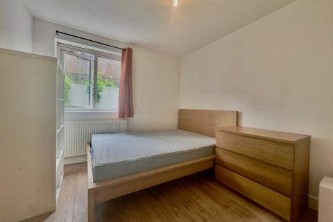 3 bedroom flat to rent, Amersham Road, SE14