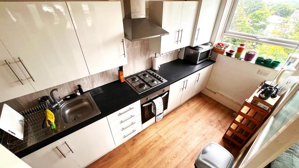 Redbridge Lane East, Ilford IG4 2 bed flat to rent £1,695 pcm (£391 pw)