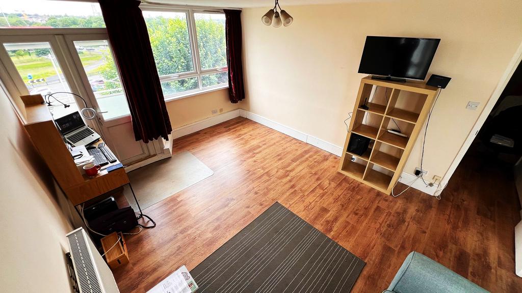 Redbridge Lane East, Ilford IG4 2 bed flat to rent £1,695 pcm (£391 pw)