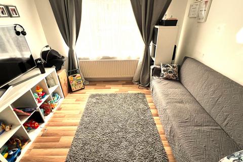 1 bedroom flat to rent, Cranbrook Road, Ilford IG2