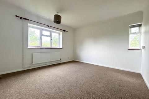 4 bedroom bungalow to rent, Russell Place Bungalow, Frog Grove Lane, Wood Street Village, Guildford