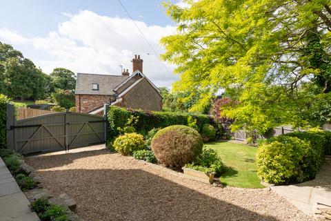 4 bedroom detached house for sale, London Road, Bozeat, Northamptonshire, NN29