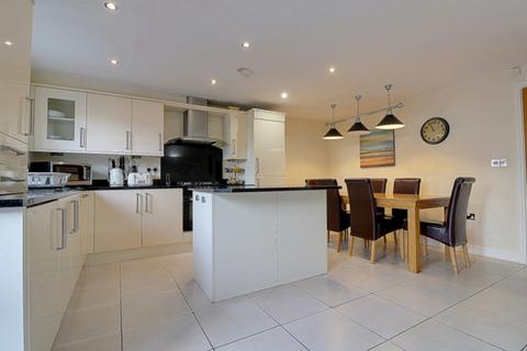 4 bedroom townhouse to rent, Nann Hall Glade, Cleckheaton, West Yorkshire, BD19