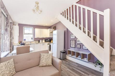 1 bedroom house to rent, La Petite; 68 Wyndham Road, Cardiff