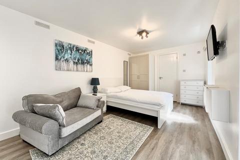 Studio to rent, Lakenheath, Oakwood, N14