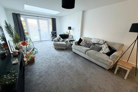 2 bedroom semi-detached house to rent, Middleton Road, Newark