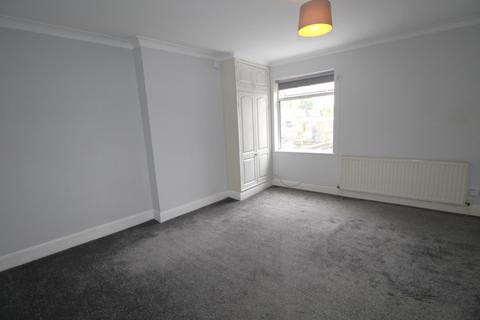 2 bedroom maisonette to rent, Main Road, Romford, Essex, RM2
