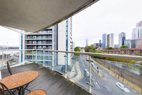 2 bedroom flat to rent, Prestons Road, London