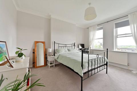 1 bedroom flat for sale, Woodside, Wimbledon, London, SW19