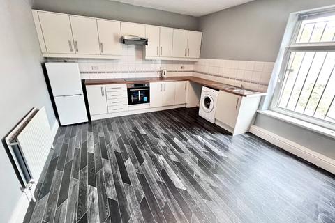 2 bedroom flat to rent, Manchester Road, Stocksbridge