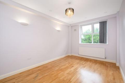 2 bedroom apartment to rent, Molesey Road, Hersham.
