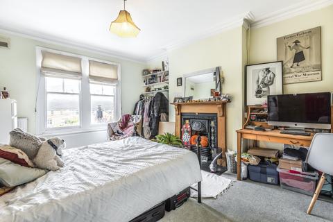 3 bedroom apartment to rent, Aristotle Road London SW4