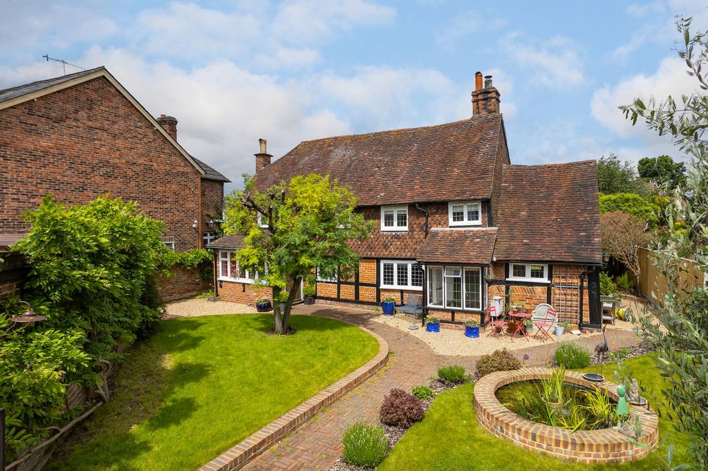 Horley Row, Horley RH6 4 bed detached house for sale £650,000
