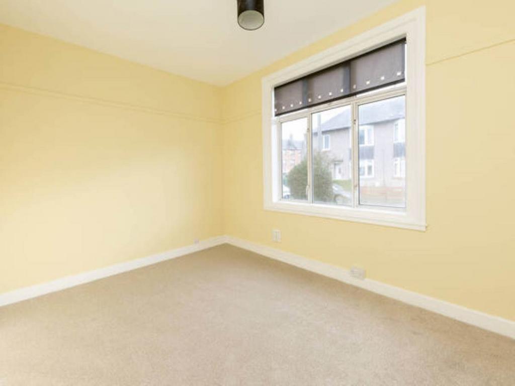 Crewe Road West, Granton, Edinburgh 2 bed flat £925 pcm (£213 pw)