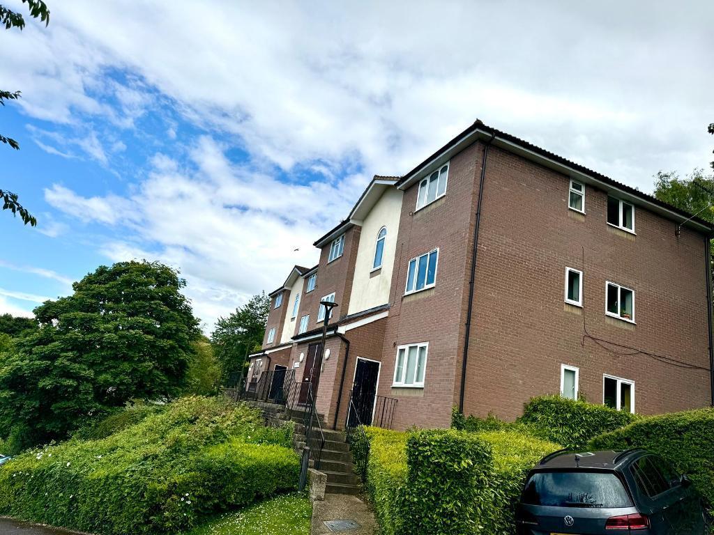 Lingfield Close, HIGH HP13 7ER 2 bed flat £1,100 pcm (£254 pw)
