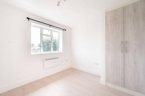 3 bedroom flat to rent, Aubyn Square, Roehampton, London, SW15