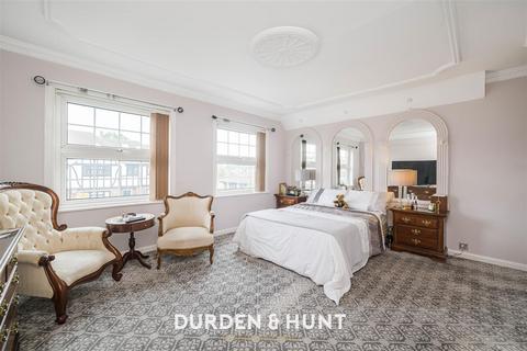 16 Meadow Walk, London, E18 2EN