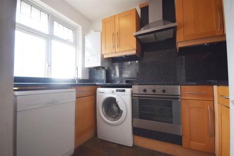 2 bedroom apartment to rent, High Street, Whitton