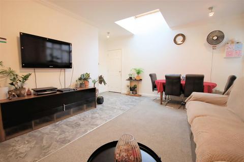 3 bedroom end of terrace house for sale, St. Augustine Avenue, Luton